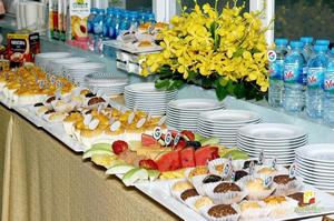 Đặt tiệc buffet quận 2 tràn ngập bánh ngọt dành cho dân văn phòng, công ty